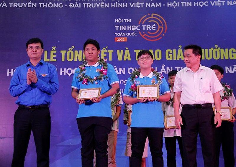 Hai nam sinh lớp 11 giành giải Nhất thi Tin học trẻ với phần mềm cho học sinh khuyết tật